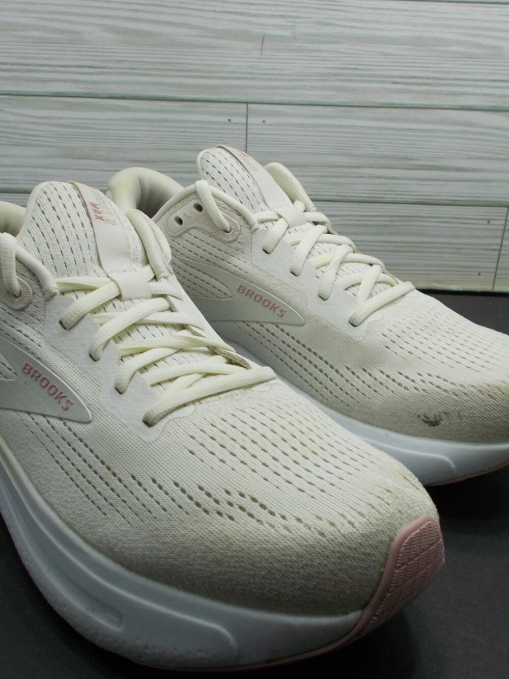 Brooks Women’s Ghost Max 2 Coconut Milk Zephyr Shoes Size 11.5